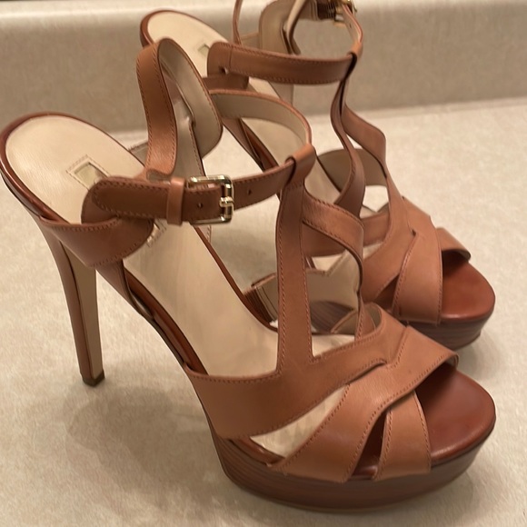 GUESS Heels - Picture 3 of 11